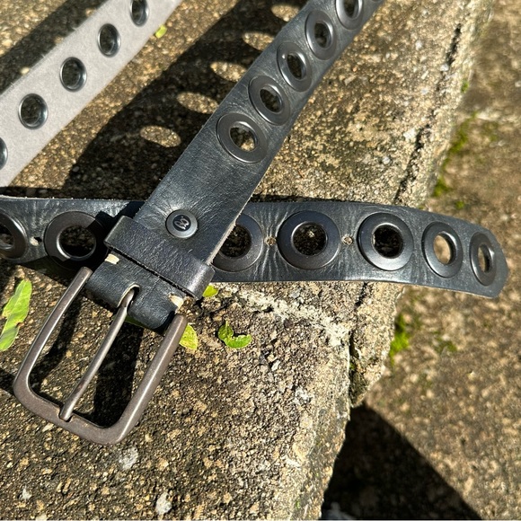 B. Belt blackout open grommet belt - Picture 4 of 5